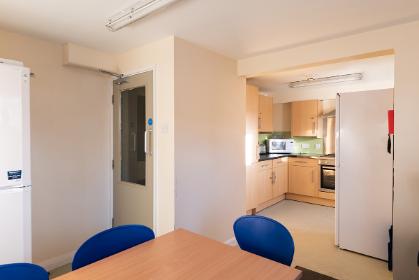 A band 3 shared bathroom kitchen in Eden's Court, Derwent College. Example room layout. Actual layout and furnishings may vary. 